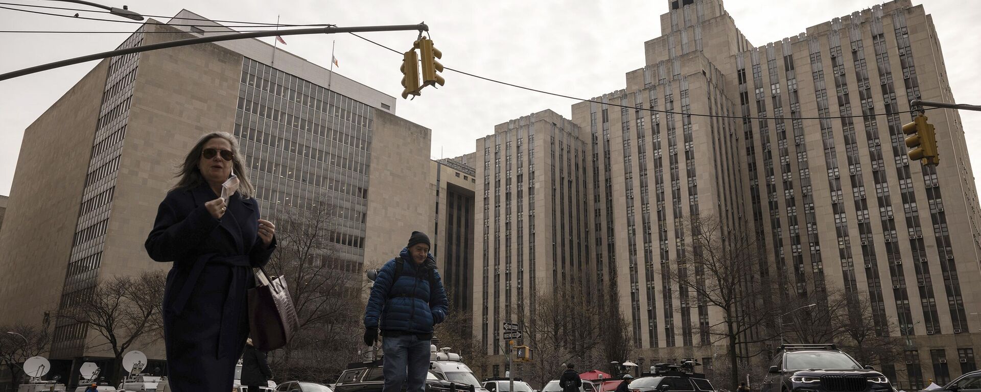 Pedestrians walk past Manhattan Criminal Court in New York, Friday, March. 31, 2023.  - Sputnik International, 1920, 04.04.2023