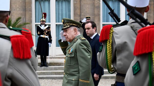 Algerian Army chief, Gen. Said Chanegriha, center, and French Defense Minister Sebastien Lecornu review a guard of honor as part of Chengriha's official visit in Paris, Tuesday, Jan.24, 2023.  - Sputnik International