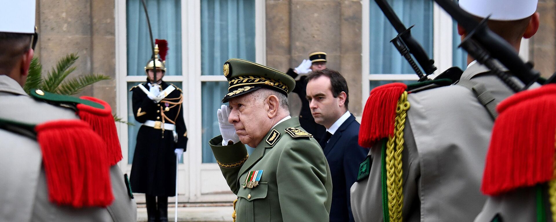Algerian Army chief, Gen. Said Chanegriha, center, and French Defense Minister Sebastien Lecornu review a guard of honor as part of Chengriha's official visit in Paris, Tuesday, Jan.24, 2023.  - Sputnik International, 1920, 03.04.2023