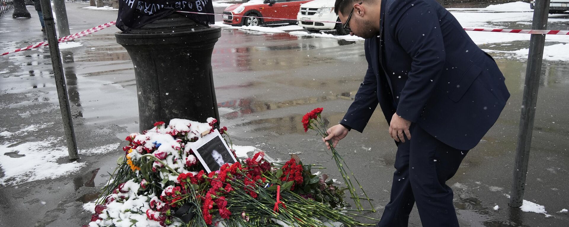 A man laying flowers to commemorate war correspondent Vladlen Tatarsky (Maxim Fomin), who was killed by a blast in a St. Petersburg caffe on April 2, 2023. - Sputnik International, 1920, 03.04.2023