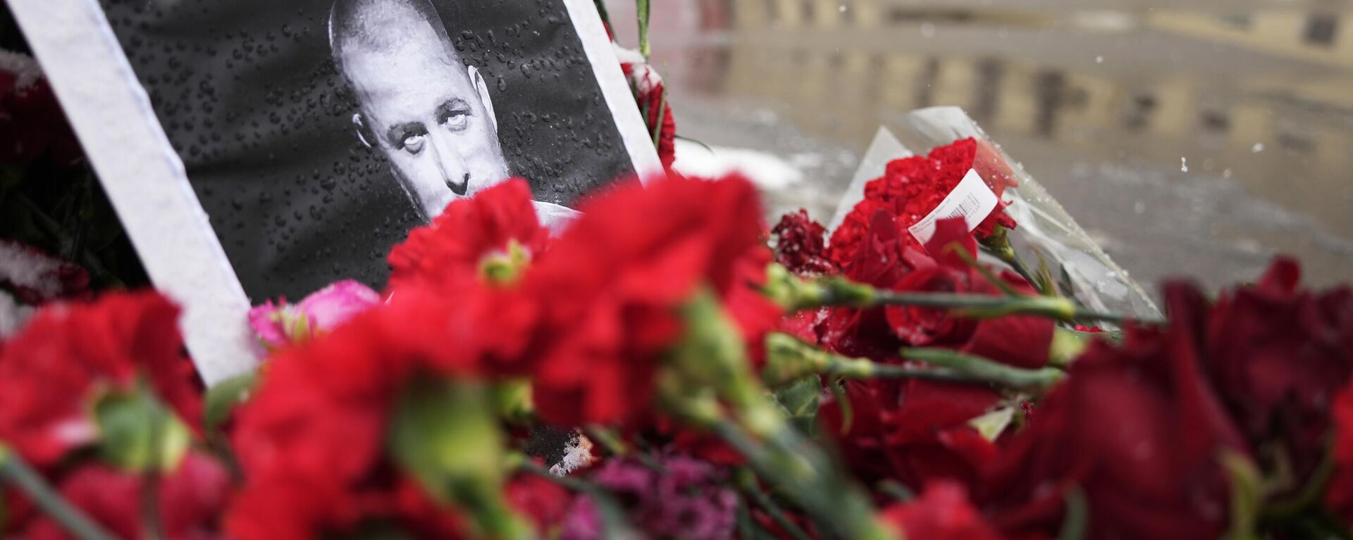 Flowers at the site of a St. Petersburg cafe where Vladlen Tatarsky, a Donbass militiaman and war correspondent, was killed in a blast on April 2, 2023. - Sputnik International, 1920, 03.04.2023