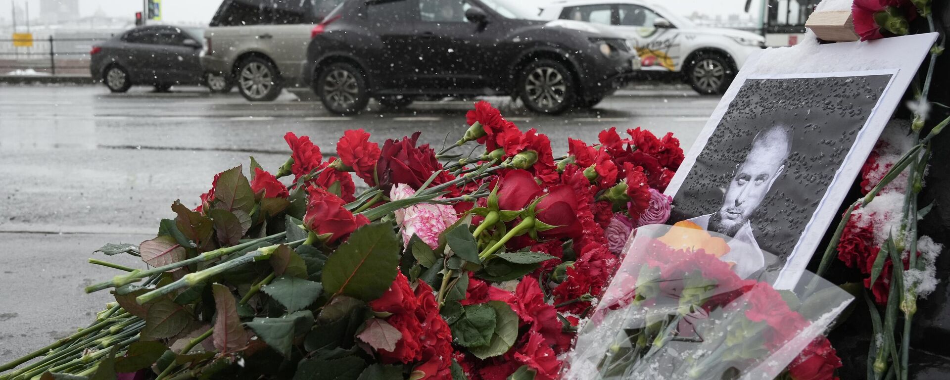 Flowers at the site of the terror attack, which killed Vladlen Tatarsky - Sputnik International, 1920, 03.04.2023