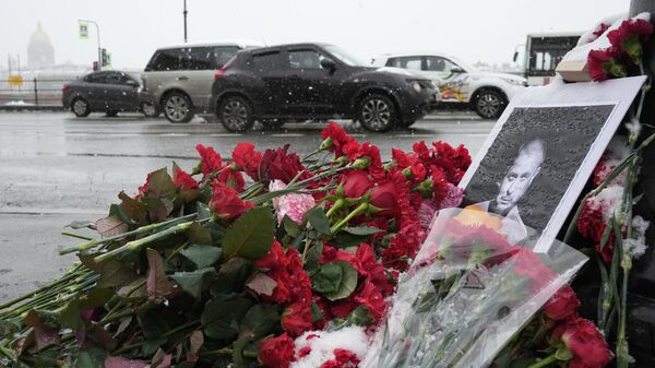 Flowers at the site of the terror attack, which killed Vladlen Tatarsky - Sputnik International