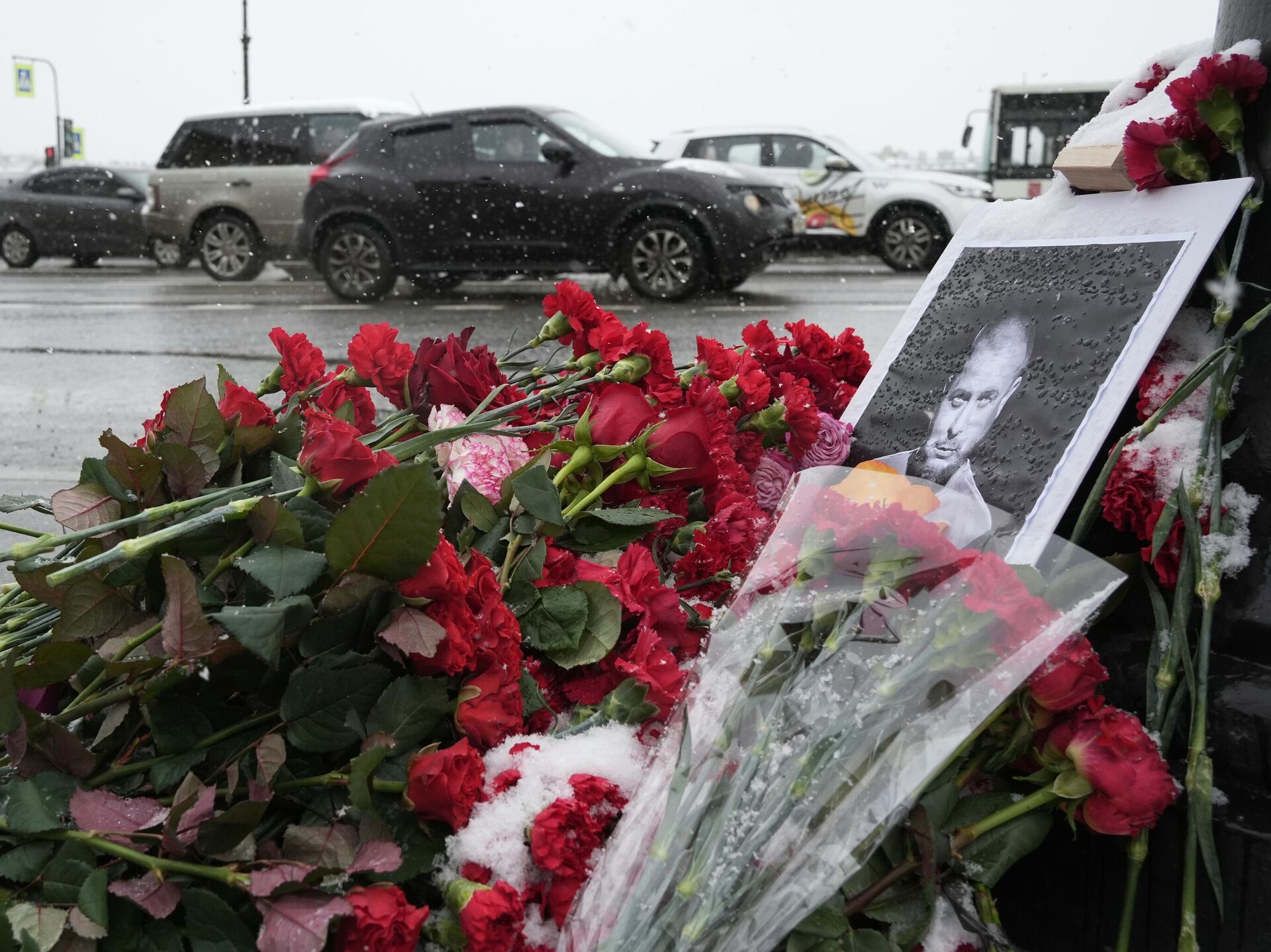 Люди которые умерли в теракте. Цветы на месте гибели татарского.