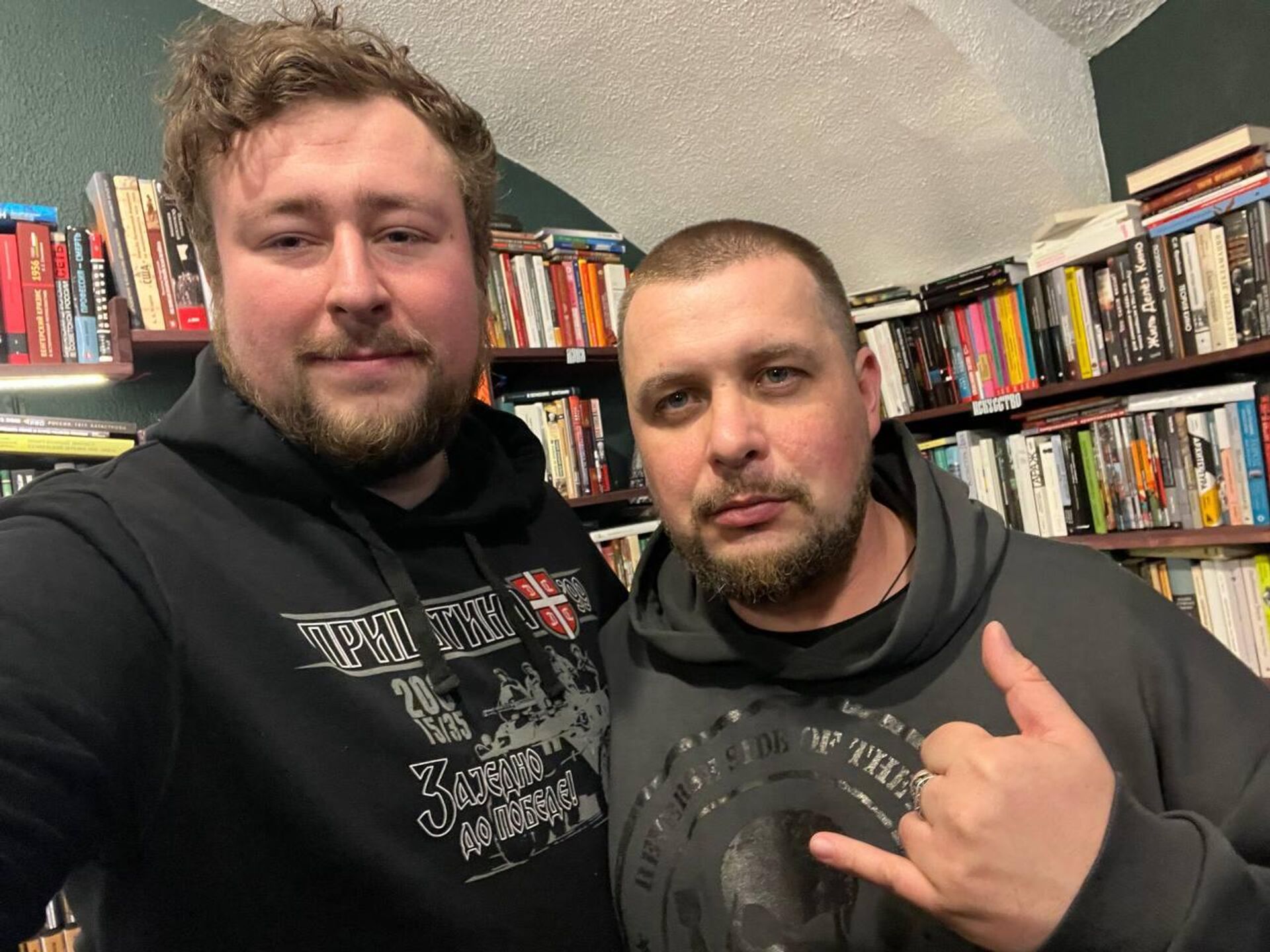 Savva Fedoseev (left) poses with Vladlen Tatarsky (real name Maxim Fomin) during the latter's visit to a Listva bookstore. - Sputnik International, 1920, 03.04.2023