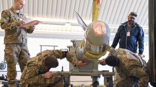 US troops examine a damaged nuclear bomb at a Dutch military base. - Sputnik International