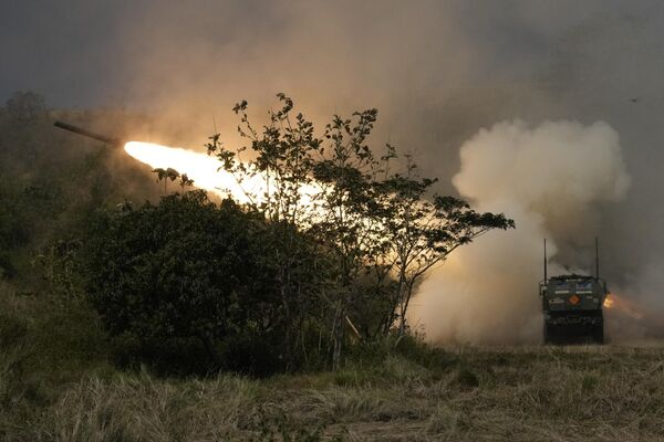 A U.S. M142 High Mobility Artillery Rocket System (HIMARS) fires a missile during a joint military drill between the Philippines and the U.S. called Salaknib in Laur, Nueva Ecija province, northern Philippines. - Sputnik International