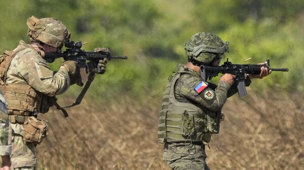 Филиппинский и американский солдаты стреляют во время совместных военных учений Салакниб, Филиппины - Sputnik International