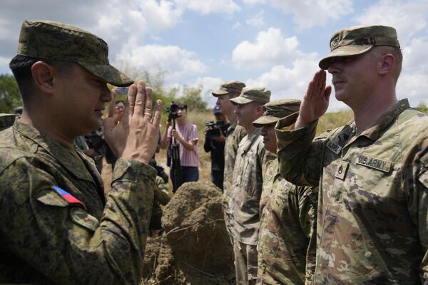Philippine Army Artillery Regiment Commander Anthony Coronel, left, returns a salute from a US soldier during a joint military drill called Salaknib in Laur, Nueva Ecija province, northern Philippines. - Sputnik International