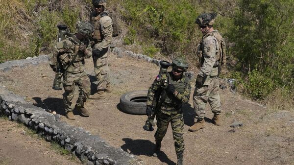Филиппинские и американские военнослужащие участвуют в совместных военных учениях в Салакнибе в форте Магсайсай на севере Филиппин - Sputnik International