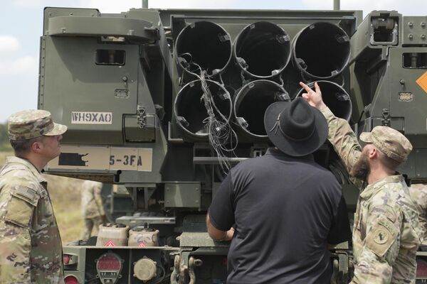 U.S. soldiers inspect a US M142 High Mobility Artillery Rocket System (HIMARS) that caught fire after firing missiles during a joint military drill called Salaknib in Laur, Nueva Ecija province, northern Philippines. - Sputnik International