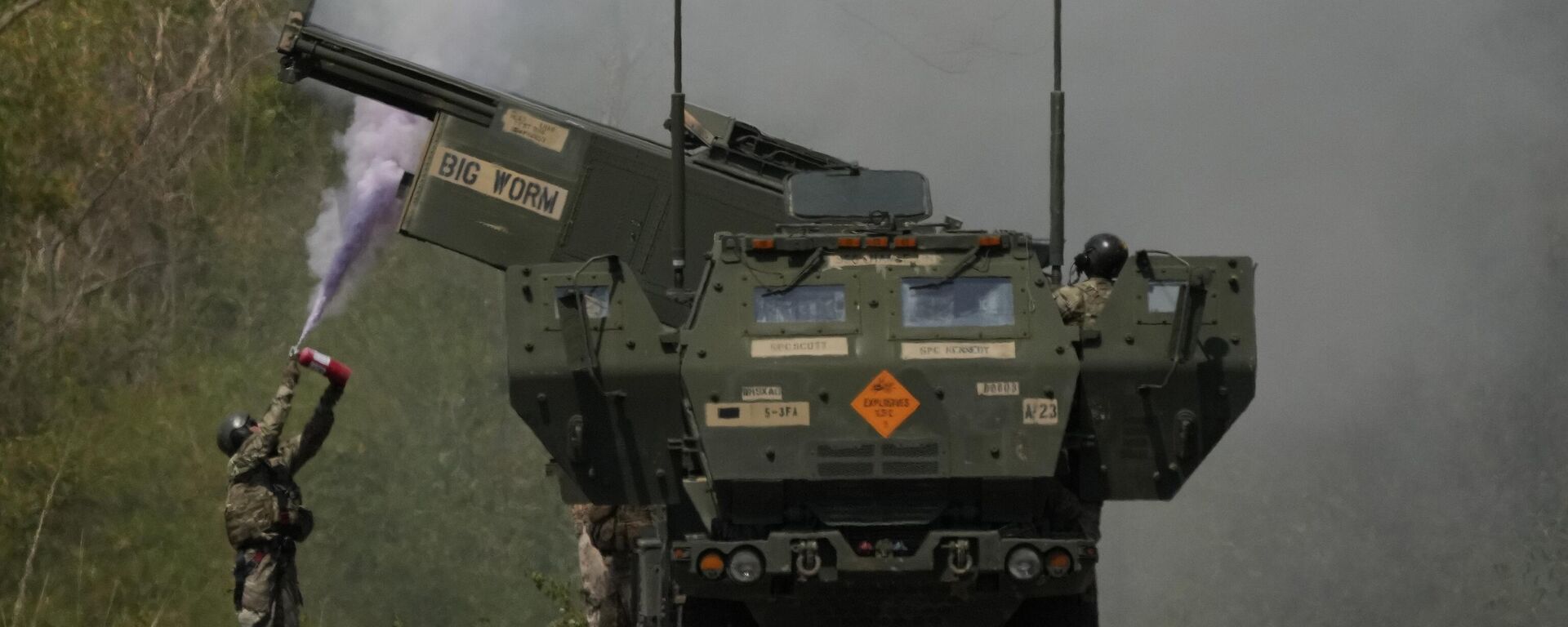 A US soldier extinguishes a fire on one fo the tubes on a U.S. M142 High Mobility Artillery Rocket System (HIMARS) after firing missiles during a joint military drill between the Philippines and the U.S. called Salaknib at Laur, Nueva Ecija province, northern Philippines on Friday, March 31, 2023. - Sputnik International, 1920, 12.09.2023