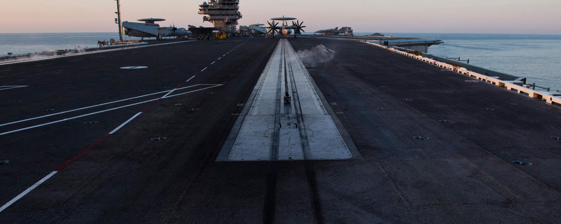 The end of the catapult runway is seen early in the morning on the deck of the the USS George H.W. Bush aircraft carrier during a deployment. File photo. - Sputnik International, 1920, 04.04.2023