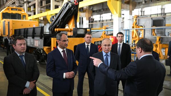 Russian President Vladimir Putin on a tour of Tulazheldormash, a machine-building plant in Tula, south of Moscow. April 4, 2023. - Sputnik International