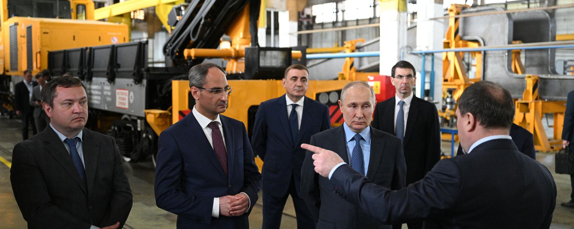 Russian President Vladimir Putin on a tour of Tulazheldormash, a machine-building plant in Tula, south of Moscow. April 4, 2023. - Sputnik International, 1920, 05.04.2023
