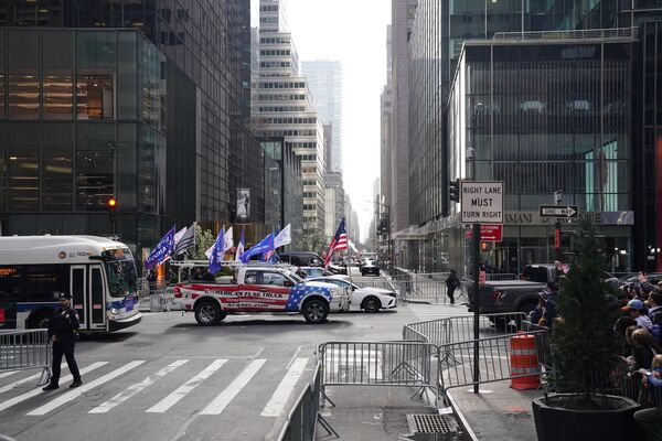 Supporters of former US president Donald Trump drive down Fifth Avenue before Trump leaves from Trump Tower for his arraignment in lower Manhattan in New York on 4 April 2023.  - Sputnik International