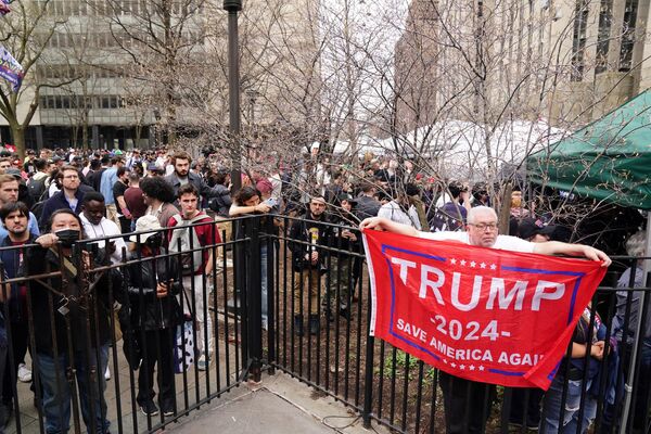 People gather in a park as former US president Donald Trump is arraigned on 4 April 2023 in lower Manhattan. - Sputnik International
