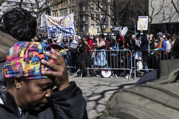 Anti-Trump demonstrators face off against Trump supporters from a separate pen at a protest held in Collect Pond Park across the street from the Manhattan District Attorney&#x27;s office in New York on 4 April 2023. - Sputnik International