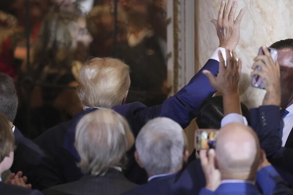 Former President Donald Trump waves as he departs after speaking at his Mar-a-Lago estate on 4 April 2023, hours after being arraigned in New York City. - Sputnik International