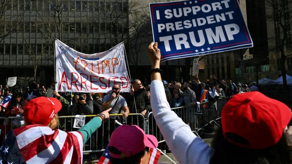 Supporters of former US president Donald Trump argue with opponents outside the Manhattan District Attorney's office in New York City on April 4, 2023.  - Sputnik International