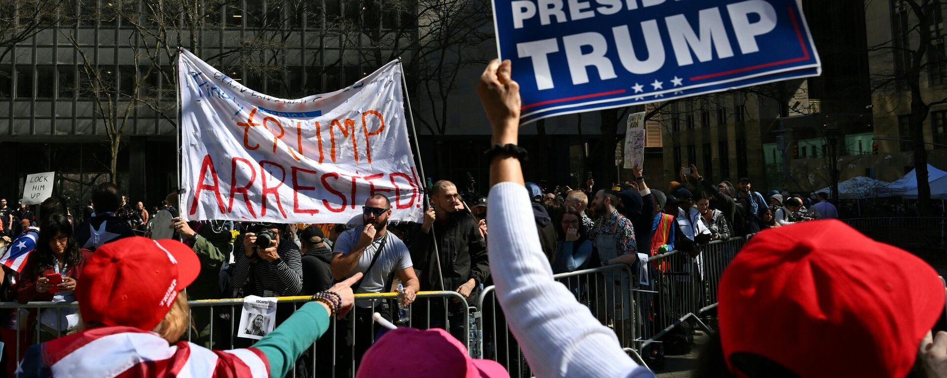Supporters of former US president Donald Trump argue with opponents outside the Manhattan District Attorney's office in New York City on April 4, 2023.  - Sputnik International, 1920, 13.04.2023