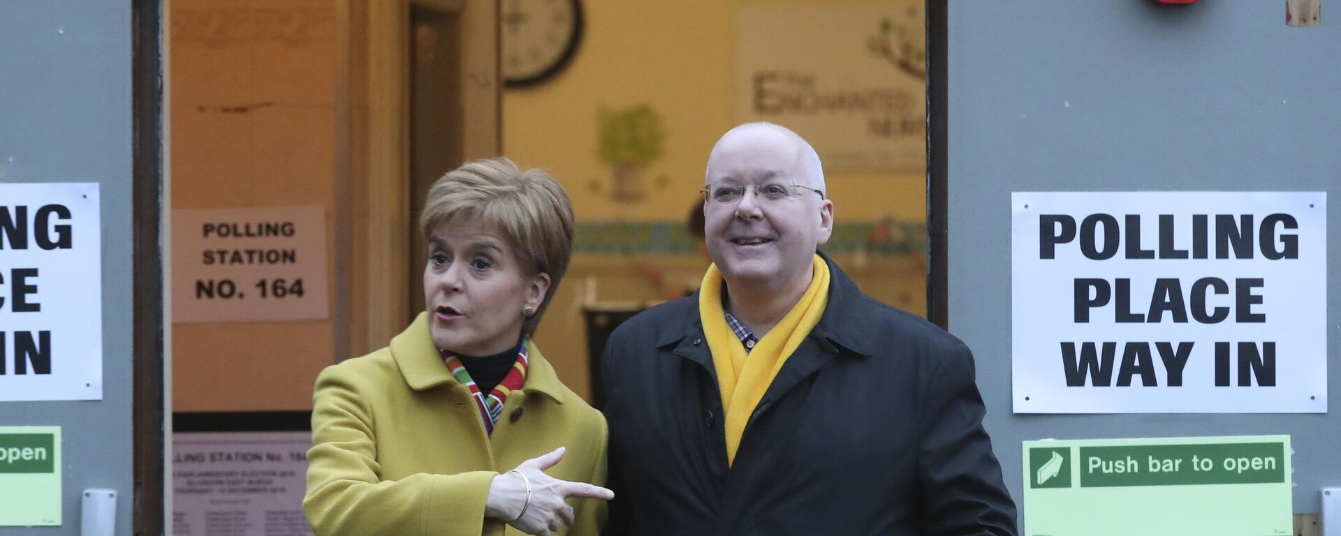 Former Scottish First Minister Nicola Sturgeon poses for the media with husband Peter Murrell, outside polling station in Glasgow, Scotland - Sputnik International, 1920, 05.04.2023