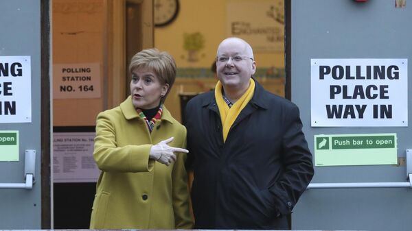 Former Scottish First Minister Nicola Sturgeon poses for the media with husband Peter Murrell, outside polling station in Glasgow, Scotland - Sputnik International