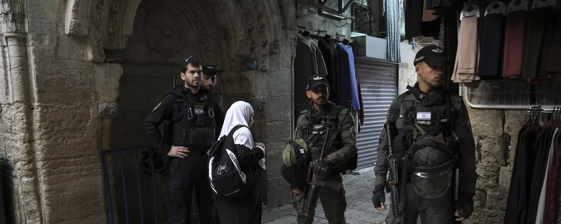 A Muslim woman passes Israeli police at a checkpoint outside of the Al-Aqsa Mosque compound - Sputnik International, 1920, 19.04.2024