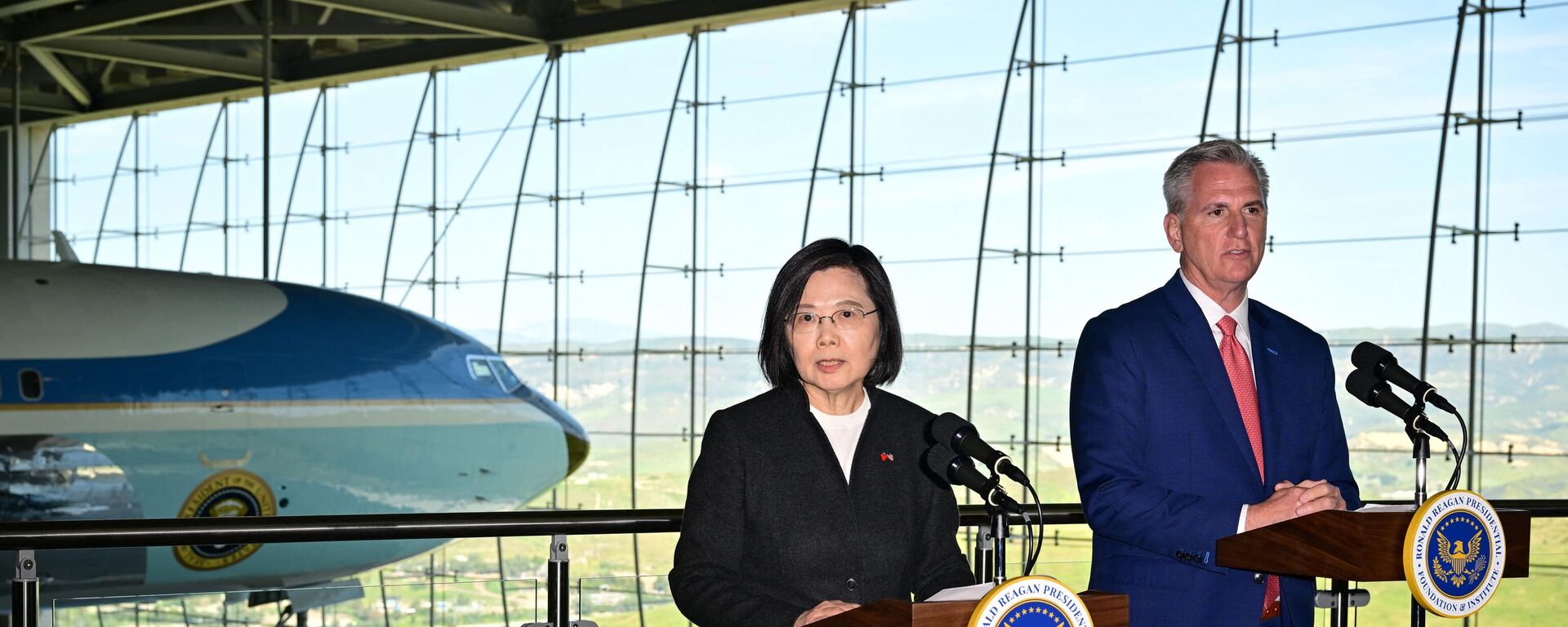 US Speaker of the House Kevin McCarthy (R) and Taiwanese President Tsai Ing-wen speak to the press after a bipartisan meeting at the Ronald Reagan Presidential Library in Simi Valley, California, on April 5, 2023.  - Sputnik International, 1920, 06.04.2023