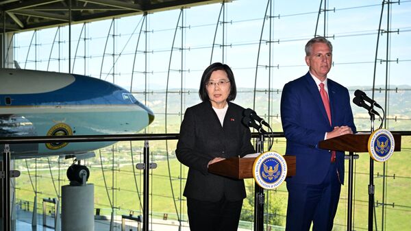 US Speaker of the House Kevin McCarthy (R) and Taiwanese President Tsai Ing-wen speak to the press after a bipartisan meeting at the Ronald Reagan Presidential Library in Simi Valley, California, on April 5, 2023.  - Sputnik International