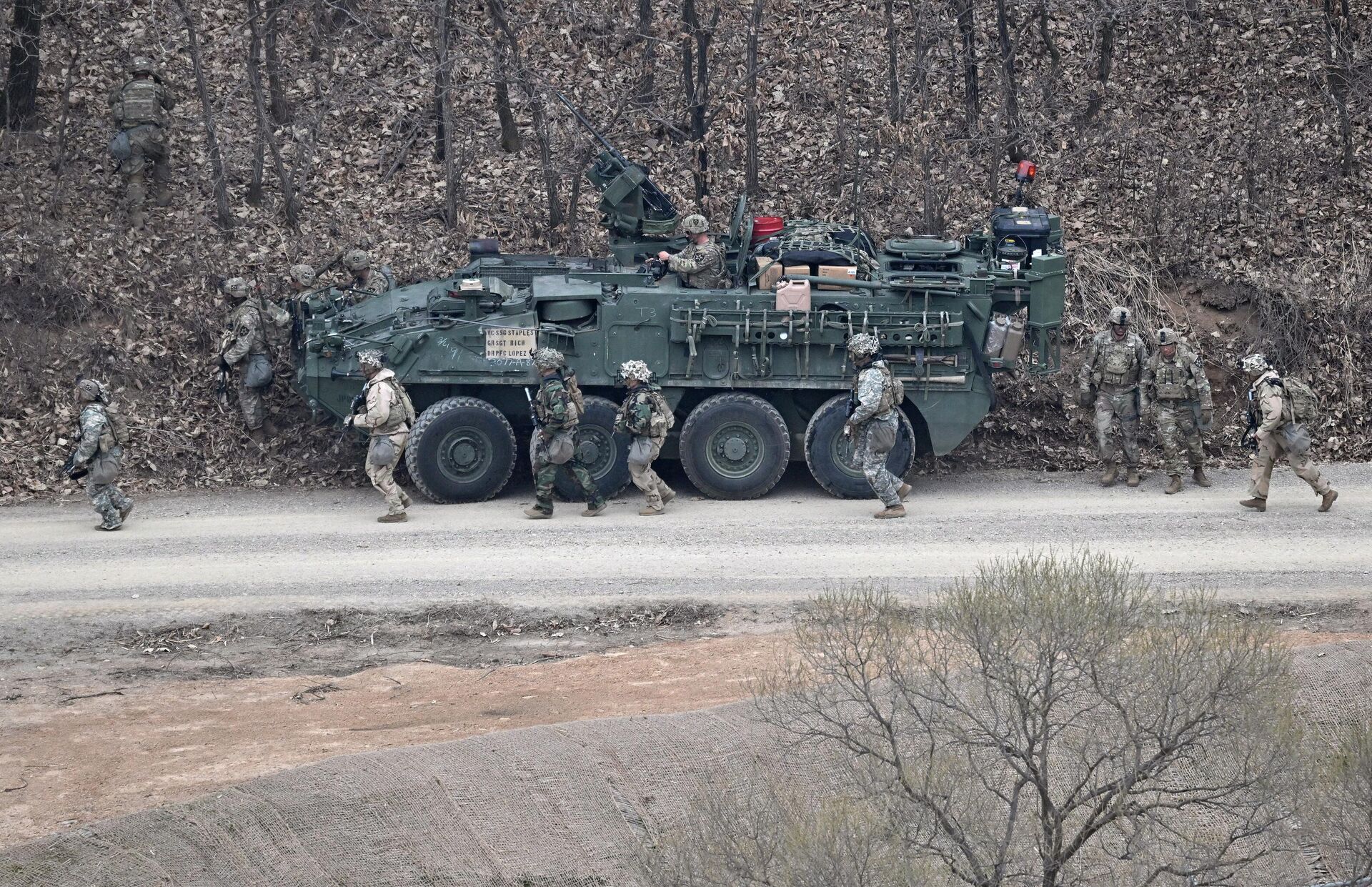 US soldiers from the 2nd Infantry Division Stryker Battalion participate in a Warrior Shield live fire exercise at a military training field in Pocheon on March 22, 2023, as part of the Freedom Shield joint military exercise - Sputnik International, 1920, 06.04.2023
