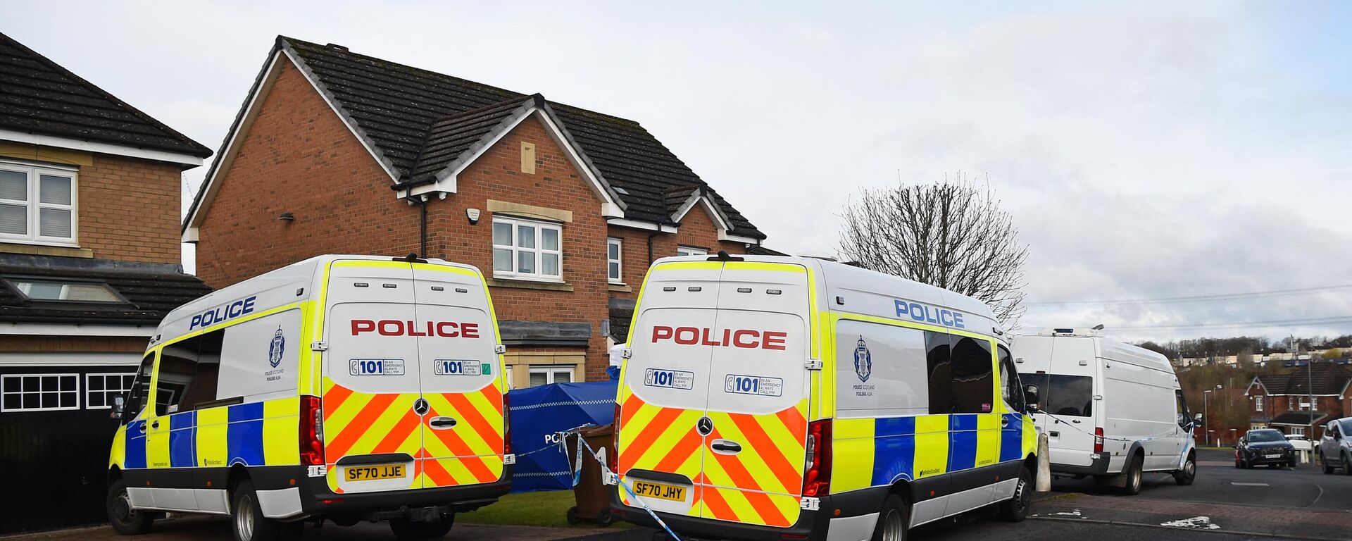 Police vans are seen outside the home of Peter Murrell, former chief executive of the Scottish National Party (SNP), and his wife, Scotland's former First Minister and former leader of the SNP, Nicola Sturgeon, in Glasgow on April 6, 2023 - Sputnik International, 1920, 06.04.2023