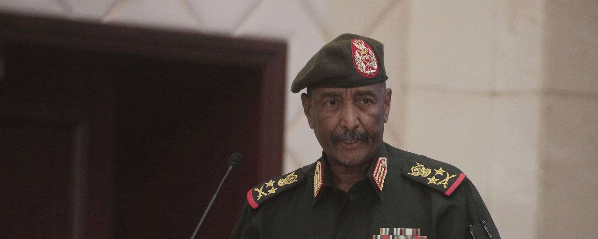 Sudan's Army chief Gen. Abdel-Fattah Burhan speaks following the signature of an initial deal aimed at ending a deep crisis caused by last year's military coup, in Khartoum, Sudan, Dec. 5, 2022 - Sputnik International, 1920, 06.04.2023