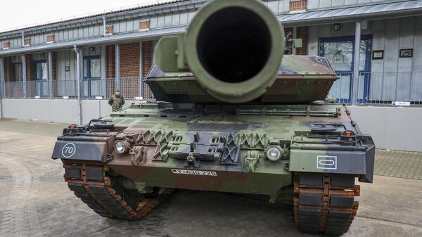A tank type Leopard 2A6 of the German Army (Bundeswehr) is pictured at the Armoured Corps Training Centre (Panzertruppenschule) on the sidelines of the visit of the German Defence Minister in Munster, northern Germany, on February 20, 2023 - Sputnik International