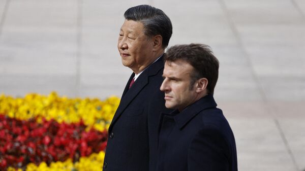 China’s President Xi Jinping (L) and his French counterpart Emmanuel Macron attend the official welcoming ceremony in Beijing - Sputnik International