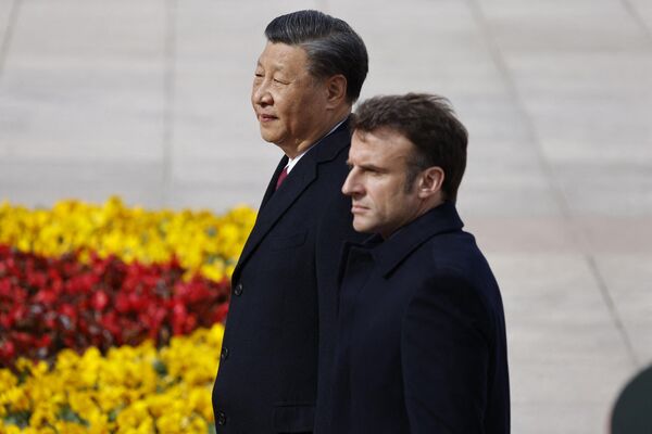 China’s President Xi Jinping (L) and his French counterpart Emmanuel Macron attend the official welcoming ceremony in Beijing.  - Sputnik International