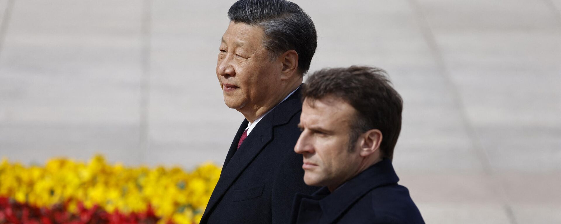 China’s President Xi Jinping (L) and his French counterpart Emmanuel Macron attend the official welcoming ceremony in Beijing - Sputnik International, 1920, 06.04.2023