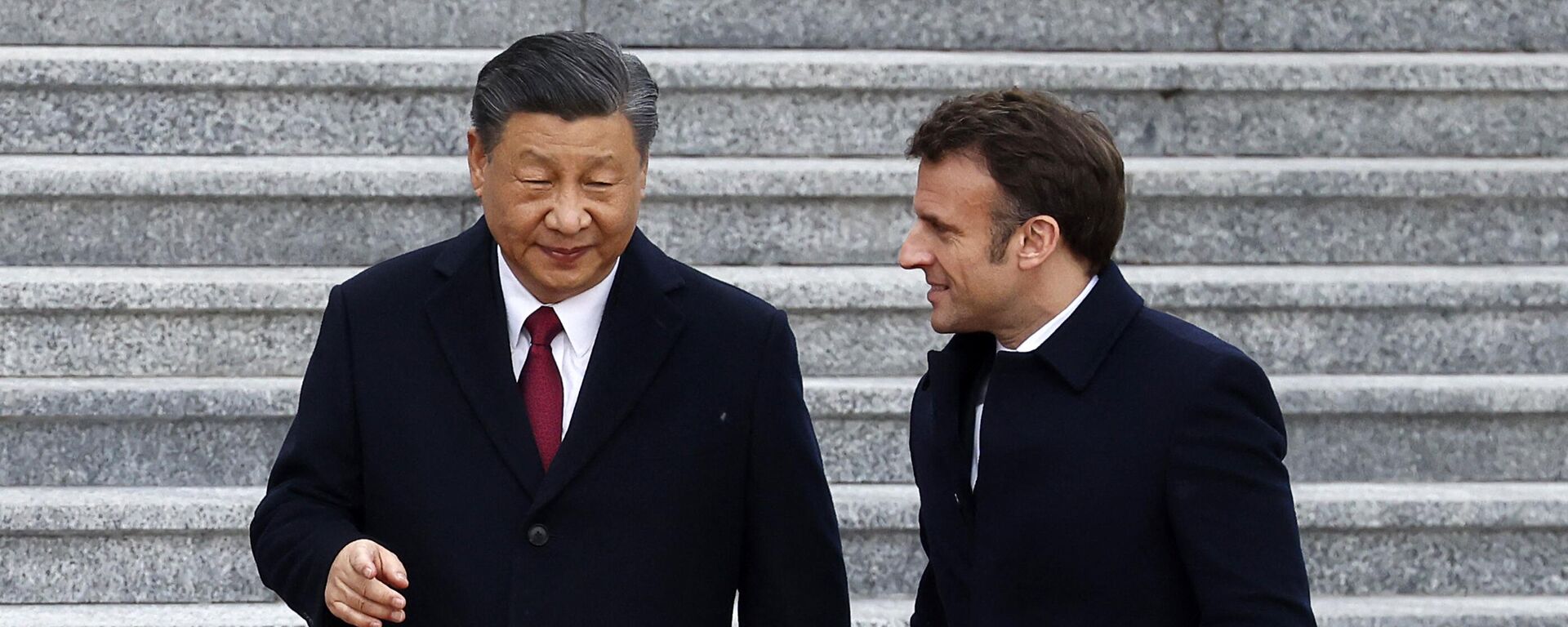 China's President Xi Jinping (L) talks with his French counterpart Emmanuel Macron as they arrive for the official welcoming ceremony in Beijing on April 6, 2023.  - Sputnik International, 1920, 06.04.2023