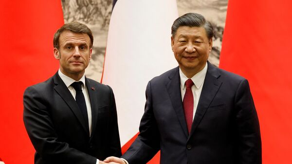 China’s President Xi Jinping (R) shakes hands with his French counterpart Emmanuel Macron after the signing ceremony in Beijing  - Sputnik International