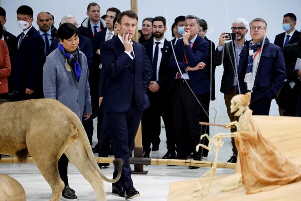 French president Emmanuel Macron (C) visits the expo of the Red Bricks museum with French Culture Minister Rima Abdul Malak and Chinese artists in Beijing.  - Sputnik International