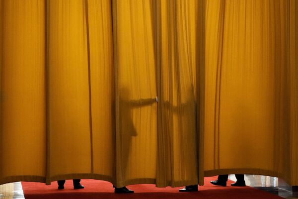Guards keep a curtain closed prior to a meeting between Chinese Premier Li Qiang and French President Emmanuel Macron at the Great Hall of the People in Beijing.  - Sputnik International