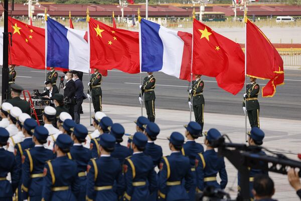 Chinese guard of honour stand ready to greet French President Emmanuel Macron in Beijing.  - Sputnik International