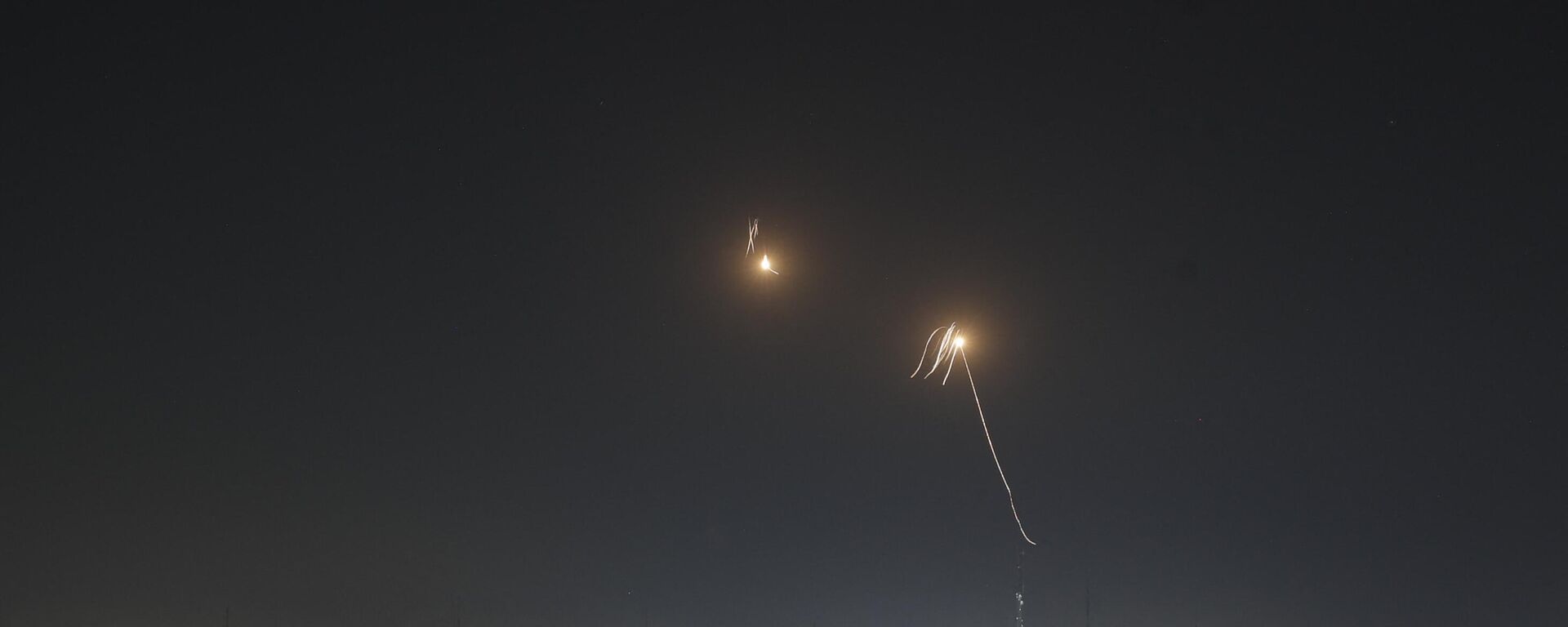 Streaks of light are seen as Israel's Iron Dome air defence system intercepts rockets fired from the Gaza Strip into Israeli territory on April 7, 2023. - Sputnik International, 1920, 07.04.2023