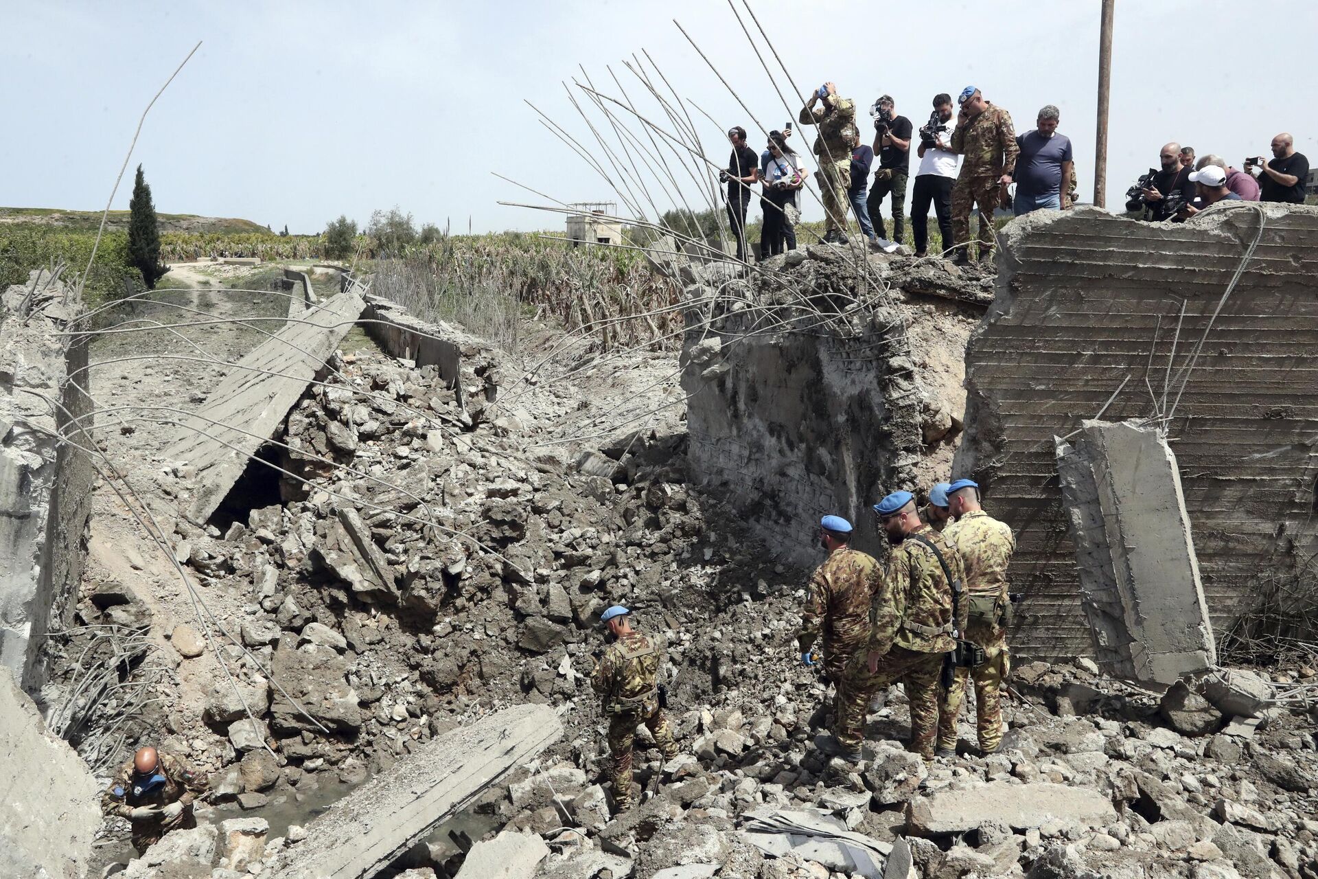 Italian U.N. peacekeeper soldiers inspect a small bridge that was destroyed by an Israeli airstrike, in Maaliya village, south Lebanon, Friday, April 7, 2023 - Sputnik International, 1920, 07.04.2023