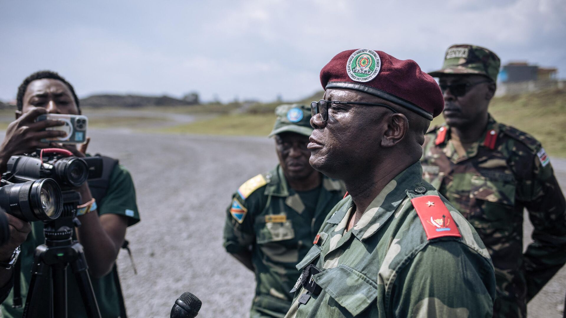 General Emmanuel Kaputa, Deputy chief of staff from the East African Community (EAC) regional force answers journalists during the arrival of Burundian troops at Goma airport in eastern Democratic Republic of Congo on March 5, 2023. - Sputnik International, 1920, 07.04.2023