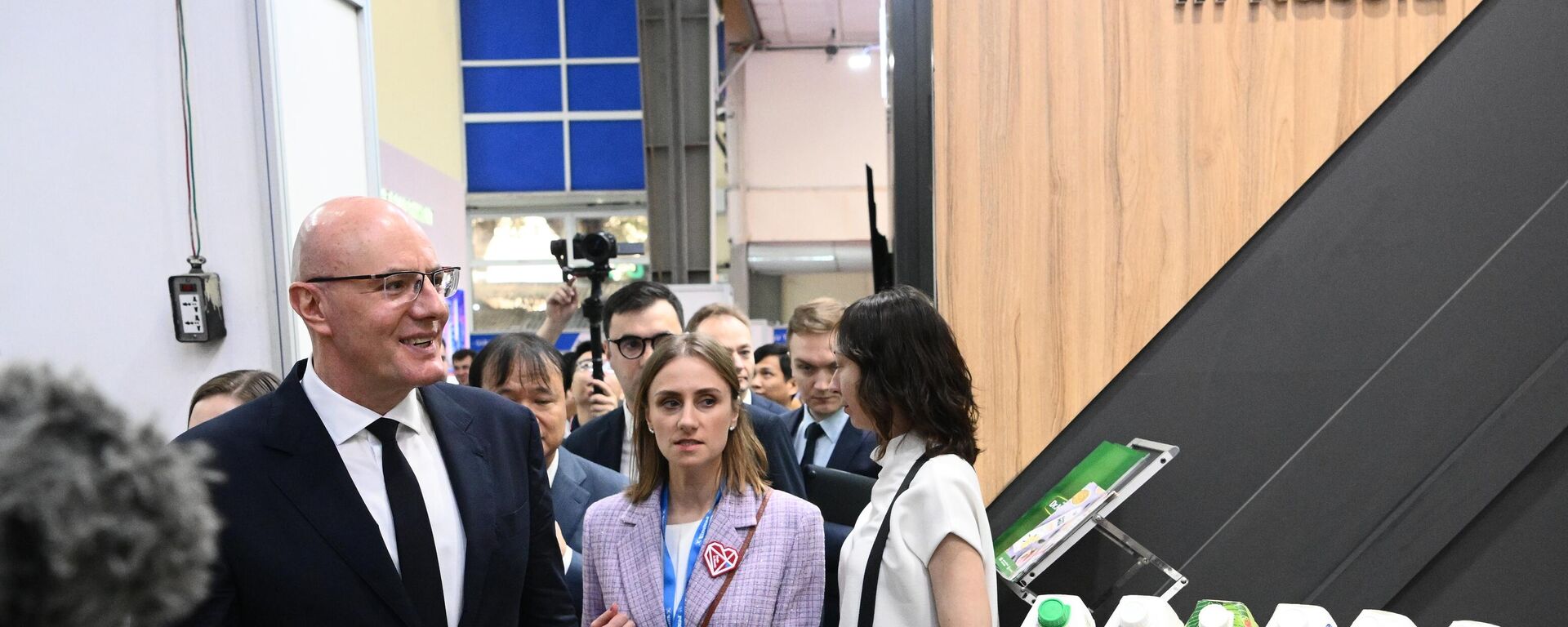 Russian Deputy Prime Minister Dmitry Chernyshenko views the stand of Russia during the 32nd Vietnam International Exhibition (Vietnam Expo 2023) in Hanoi, Vietnam. - Sputnik International, 1920, 07.04.2023