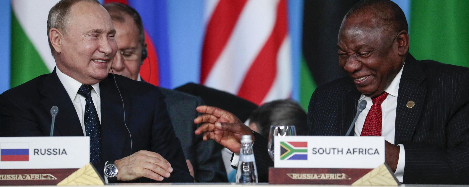 South-Africa's President Cyril Ramaphosa (L) and Russia's President Vladimir Putin (R) attend the first plenary session as part of the 2019 Russia-Africa Summit at the Sirius Park of Science and Art in Sochi, Russia, on October 24, 2019 - Sputnik International, 1920, 08.04.2023