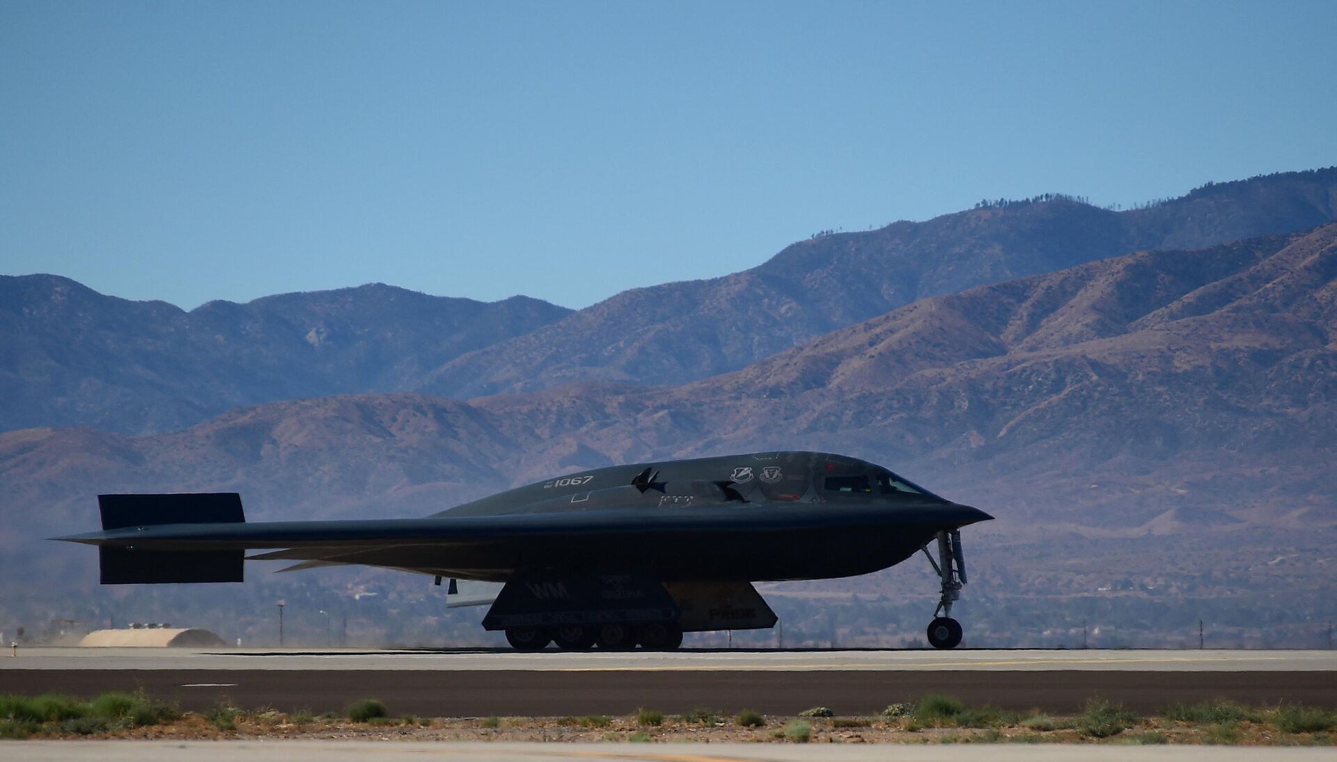 A B-2 Stealth Bomber lands at the Palmdale Aircraft Integration Center of Excellence in Palmdale, California on July 17, 2014 - Sputnik International, 1920, 08.04.2023