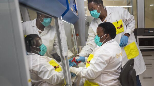 Melva Mlambo, right, and Puseletso Lesofi, both medical scientists prepare to sequence COVID-19 omicron samples at the Ndlovu Research Center in Elandsdoorn, South Africa, Dec. 8, 2021. - Sputnik International