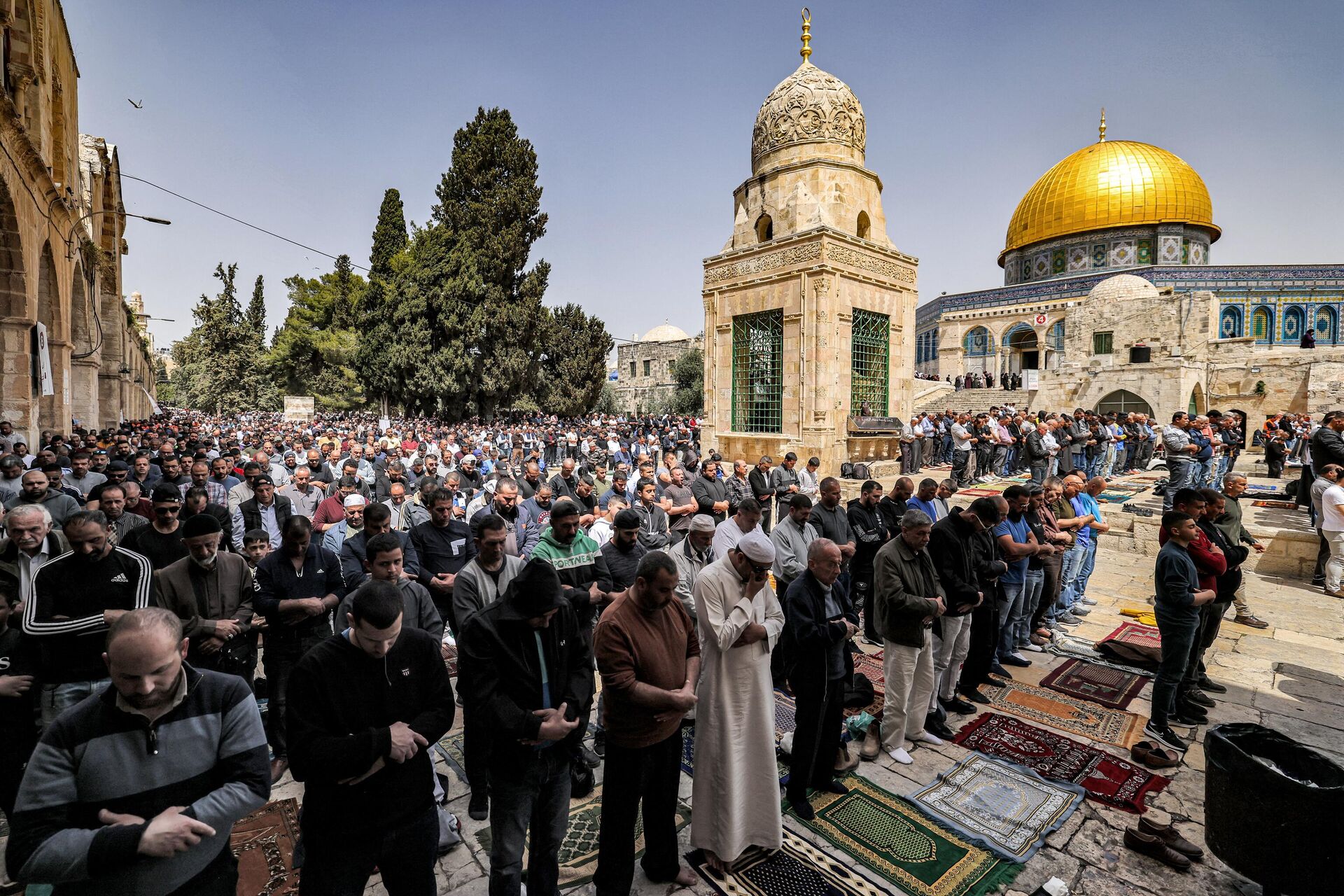 Muslim worshippers pray outside the Dome of the Rock shrine at al-Aqsa mosque compound in the Old City of Jerusalem on April 7, 2023 on the third Friday Noon prayer during the Muslim holy fasting month of Ramada - Sputnik International, 1920, 08.04.2023